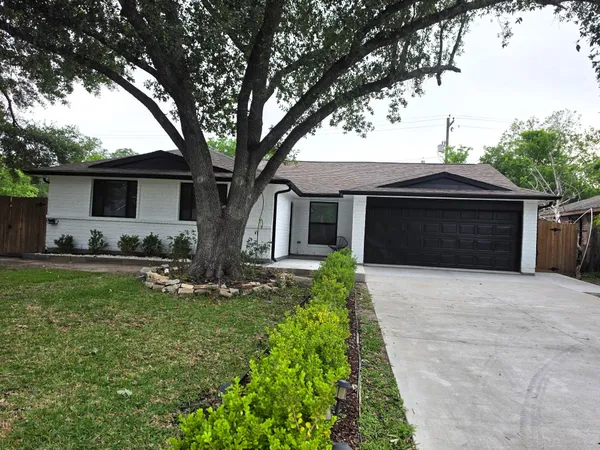 $2,300 | 212 Stratmore Drive, Friendswood, TX 77546