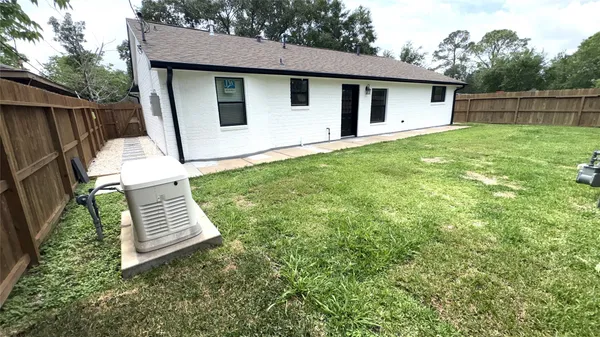 $2,300 | 212 Stratmore Drive, Friendswood, TX 77546