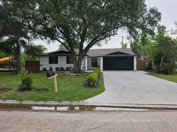 $2,300 | 212 Stratmore Drive, Friendswood, TX 77546