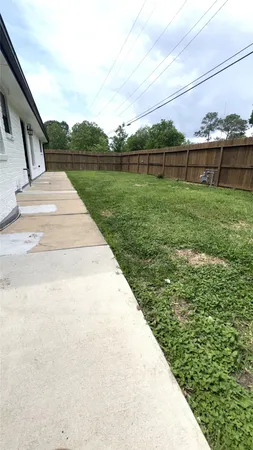 $2,300 | 212 Stratmore Drive, Friendswood, TX 77546