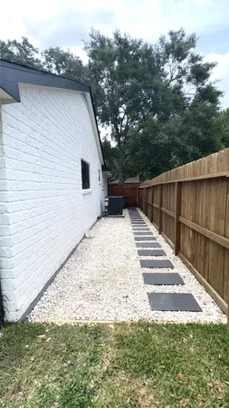 $2,300 | 212 Stratmore Drive, Friendswood, TX 77546