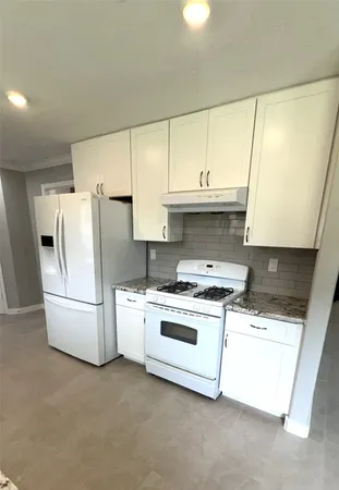 $2,300 | 212 Stratmore Drive, Friendswood, TX 77546