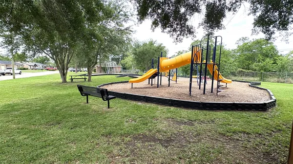 $2,300 | 212 Stratmore Drive, Friendswood, TX 77546