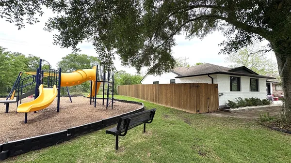 $2,300 | 212 Stratmore Drive, Friendswood, TX 77546