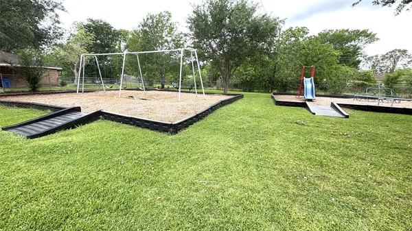 $2,300 | 212 Stratmore Drive, Friendswood, TX 77546