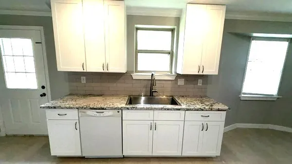 $2,300 | 212 Stratmore Drive, Friendswood, TX 77546