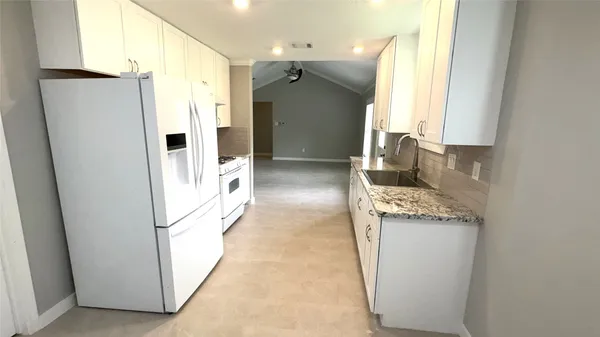 $2,300 | 212 Stratmore Drive, Friendswood, TX 77546