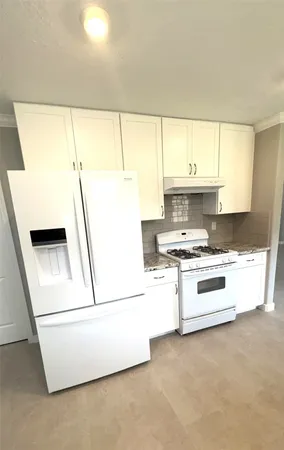 $2,300 | 212 Stratmore Drive, Friendswood, TX 77546