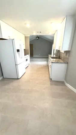 $2,300 | 212 Stratmore Drive, Friendswood, TX 77546