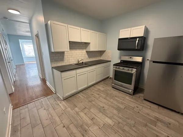 $1,600 | 411 North Hamlin Avenue, Unit 2, Chicago, IL 60624