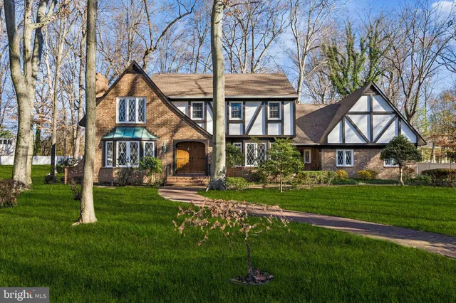 $1,100,000 | 2 Oriole Way, Moorestown, NJ 08057