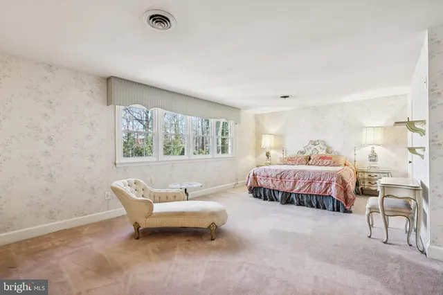 $1,100,000 | 2 Oriole Way, Moorestown, NJ 08057