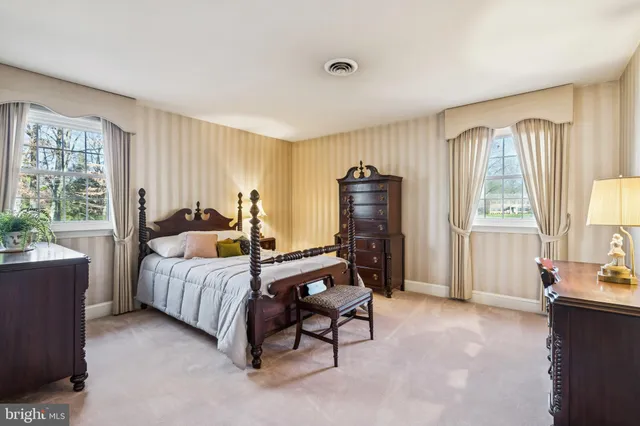 $1,100,000 | 2 Oriole Way, Moorestown, NJ 08057