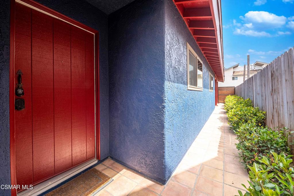 5121 Breakwater Way Oxnard, CA 93035 - Photo 3 of 54 a entryway with sitting space