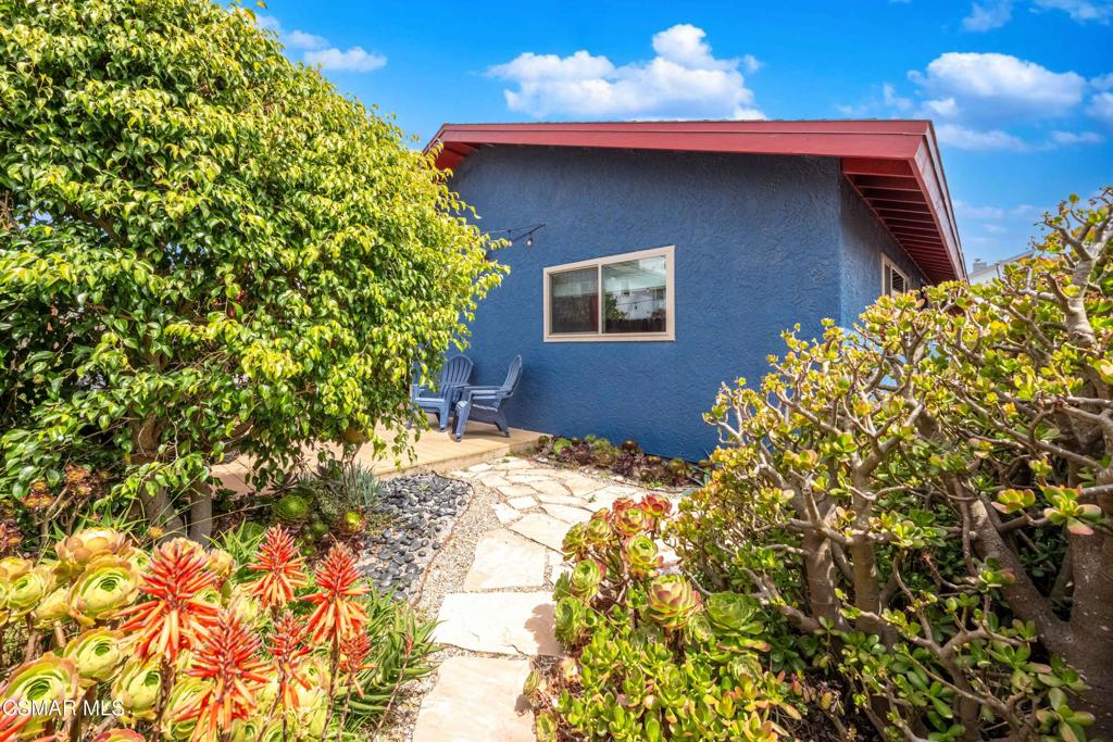 5121 Breakwater Way Oxnard, CA 93035 - Photo 40 of 54 a backyard of a house with lots of green space