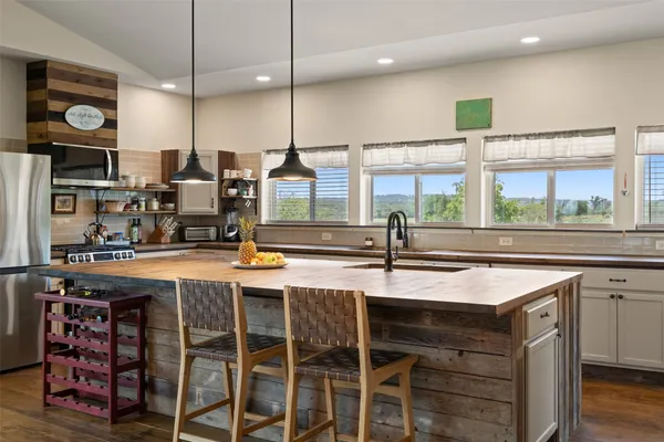 $858,000 | 2124 Crabapple Road, Blanco, TX 78606
