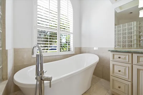 $1,550,000 | 18634 Avenue Capri, Lutz, FL 33558