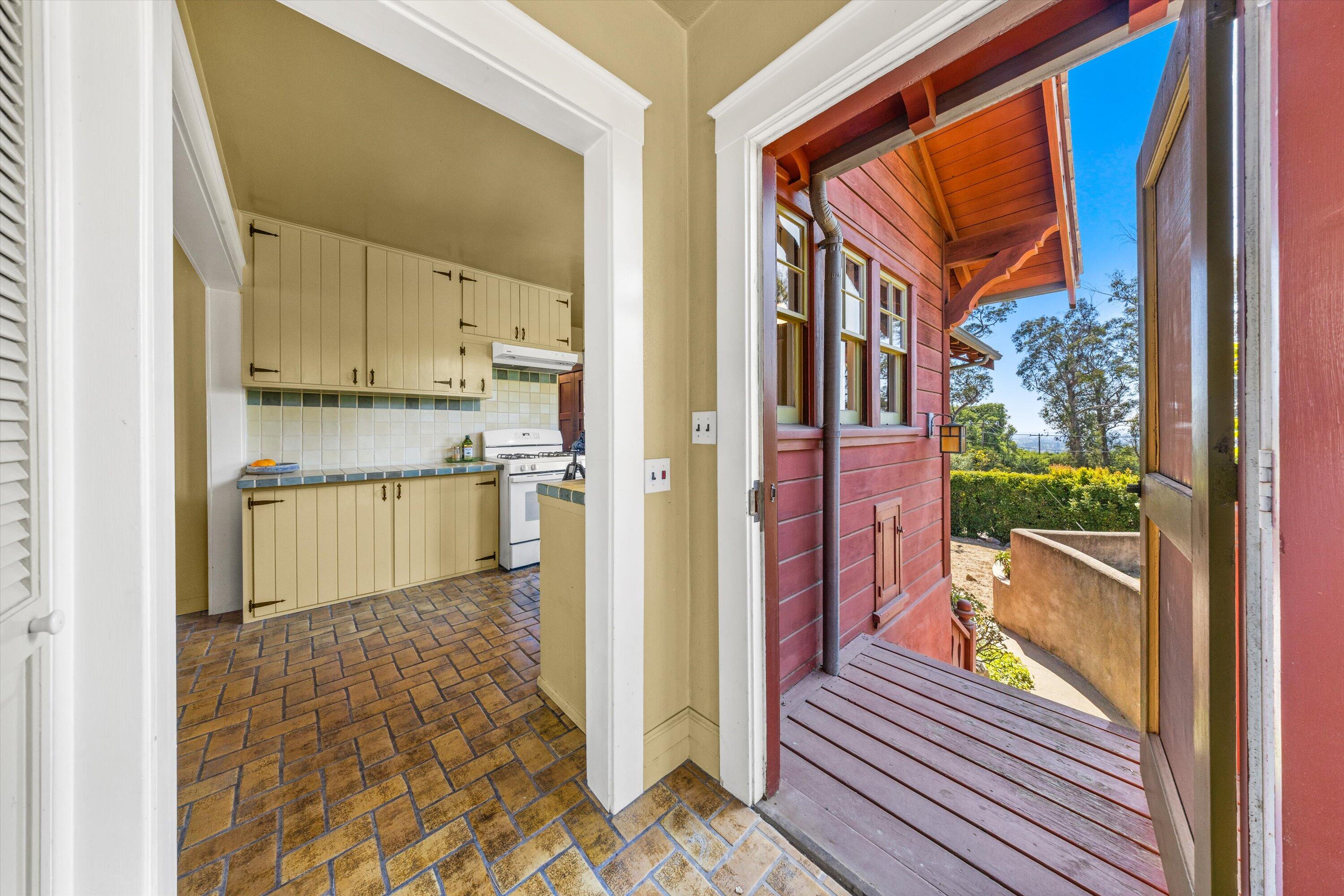 1060 Tremonto Road Santa Barbara, CA 93103 - Photo 17 of 49 Laundry Room