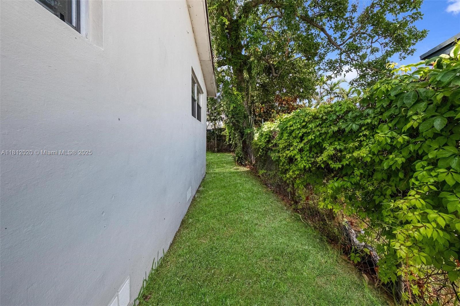 725 Northeast 178th Street Miami, FL 33162 - Photo 44 of 44 a view of a backyard with pathway
