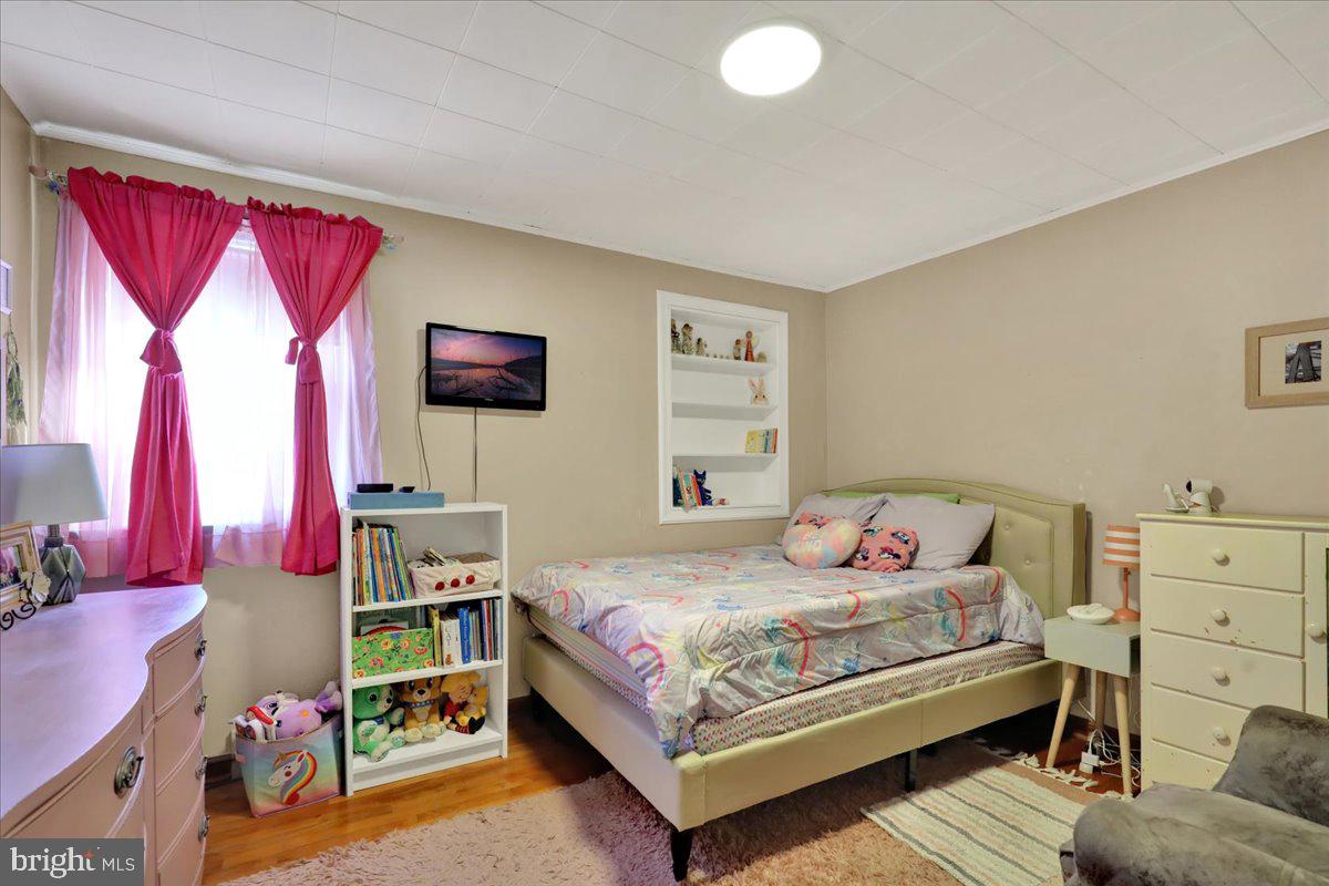 307 Summit Avenue Reading, PA 19607 - Photo 15 of 25 Cozy bedroom with vibrant accents.