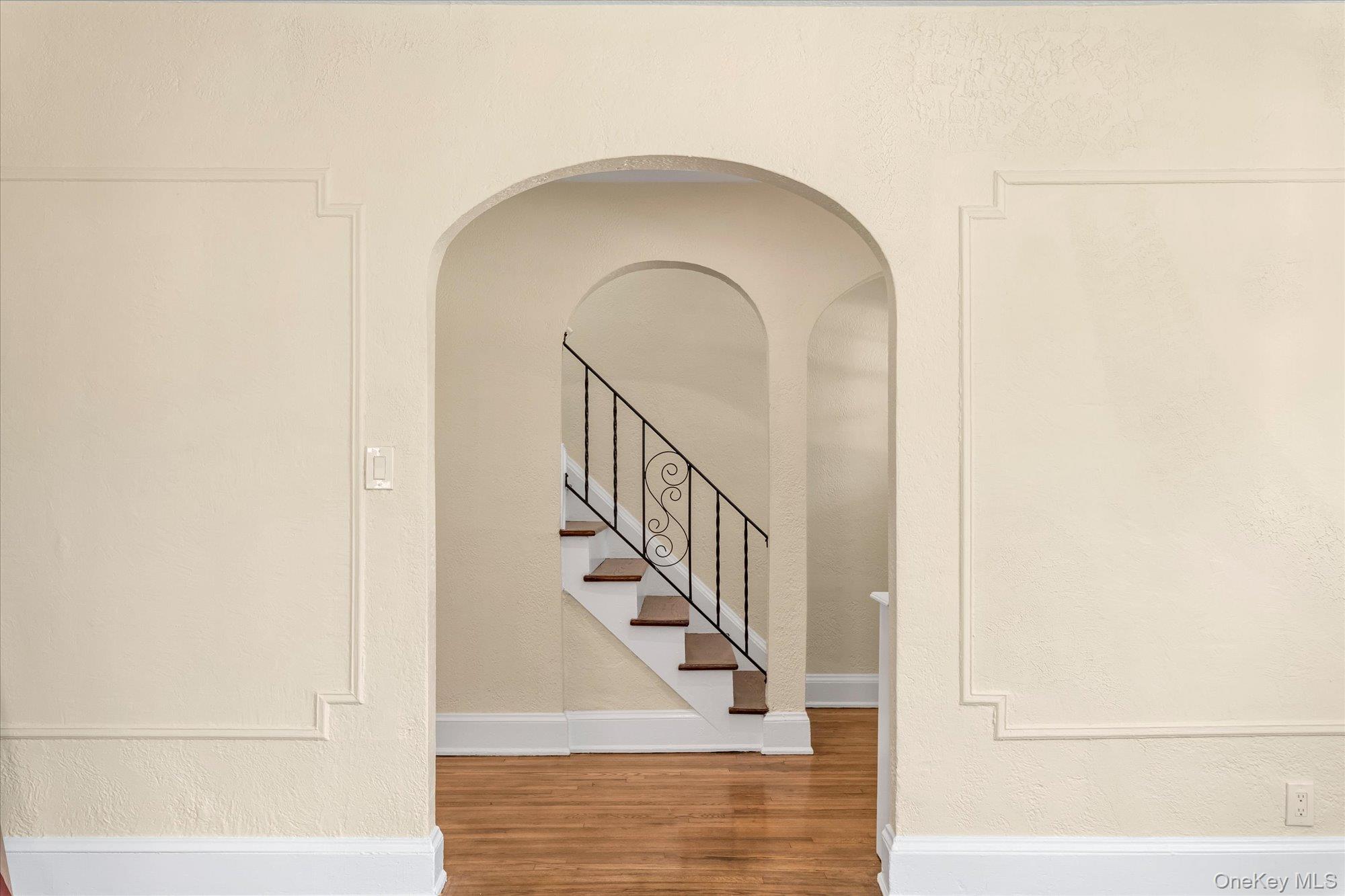 15 Hampton Road Lynbrook, NY 11563 - Photo 5 of 22 Living Room 4