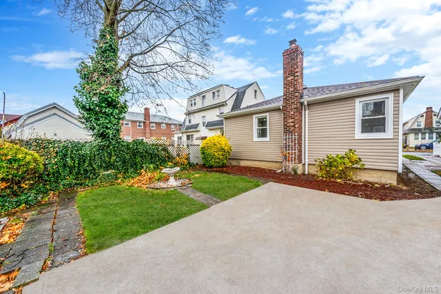 $879,000 | 214-07 110th Avenue | Bellaire Estates