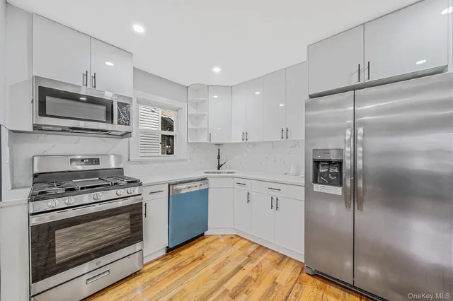 $879,000 | 214-07 110th Avenue | Bellaire Estates