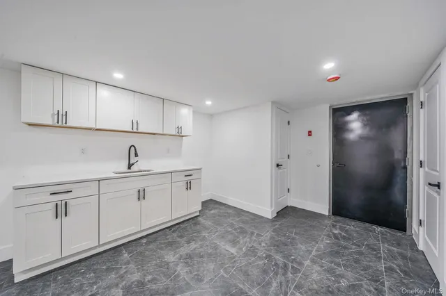 $879,000 | 214-07 110th Avenue | Bellaire Estates