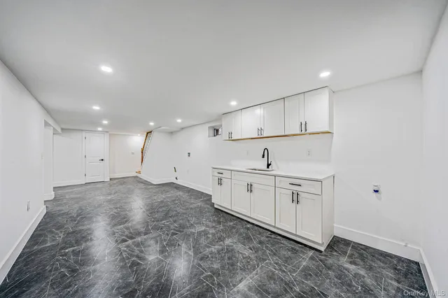 $879,000 | 214-07 110th Avenue | Bellaire Estates