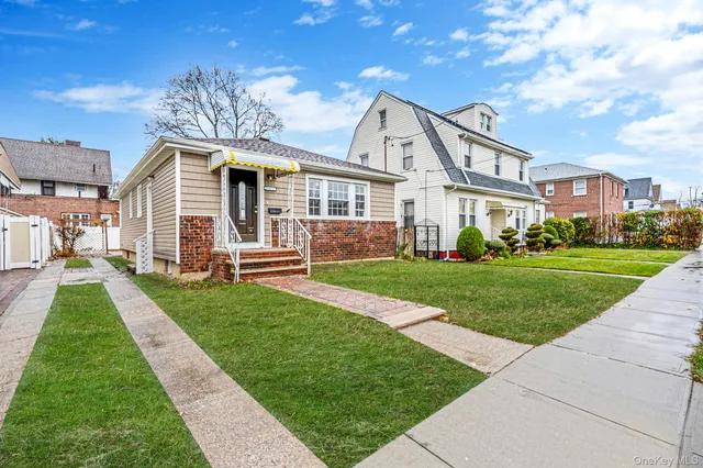 $879,000 | 214-07 110th Avenue | Bellaire Estates