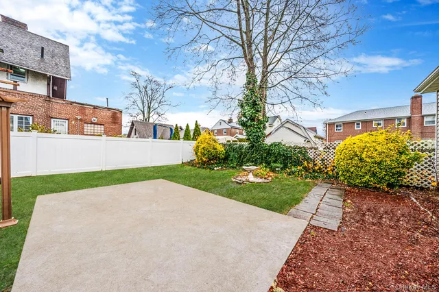 $879,000 | 214-07 110th Avenue | Bellaire Estates