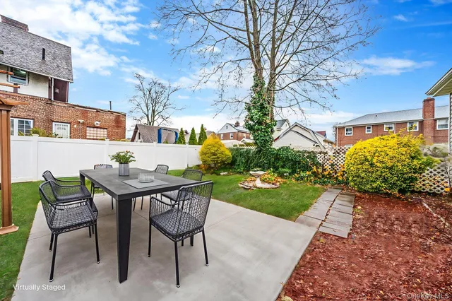 $879,000 | 214-07 110th Avenue | Bellaire Estates