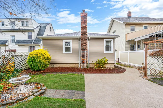 $879,000 | 214-07 110th Avenue | Bellaire Estates