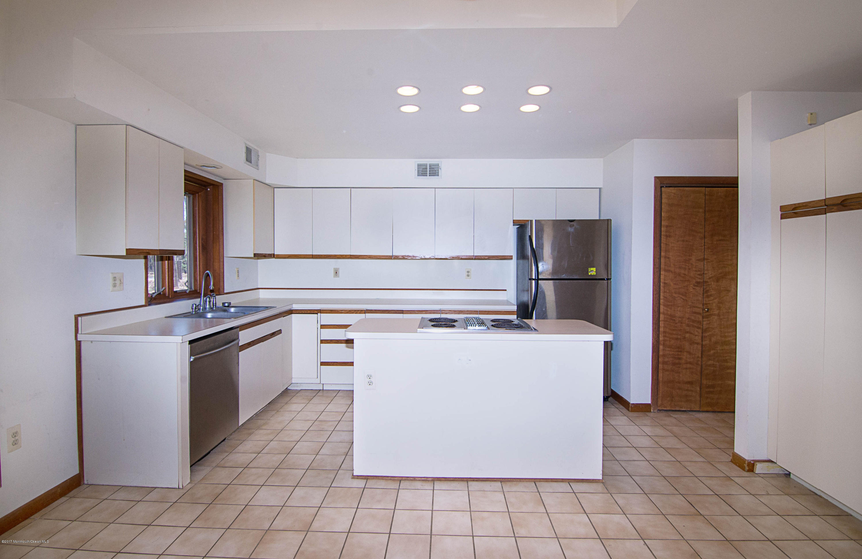951 Toms River Road Jackson, NJ 08527 - Photo 11 of 32 _RMJ7762.jpg edit kitchen