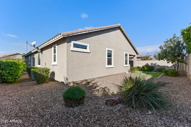 a view of a house with backyard and garden