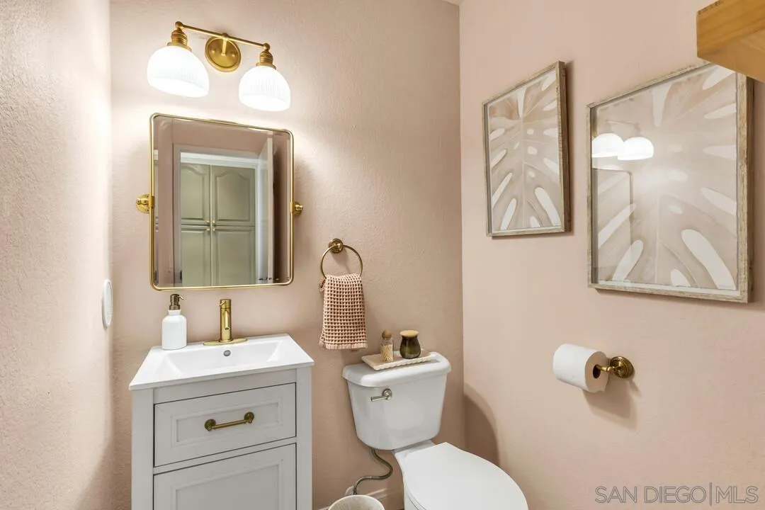 320 Ferrara Way Vista, CA 92083 - Photo 9 of 28