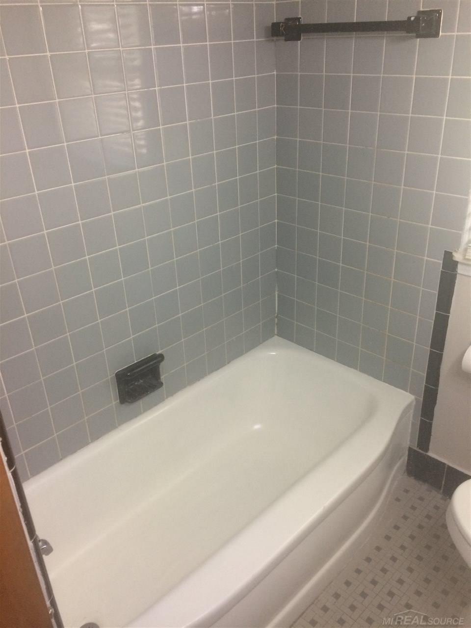 23751 Roxana Avenue Eastpointe, MI 48021 - Photo 8 of 20 31301237-7.JPG