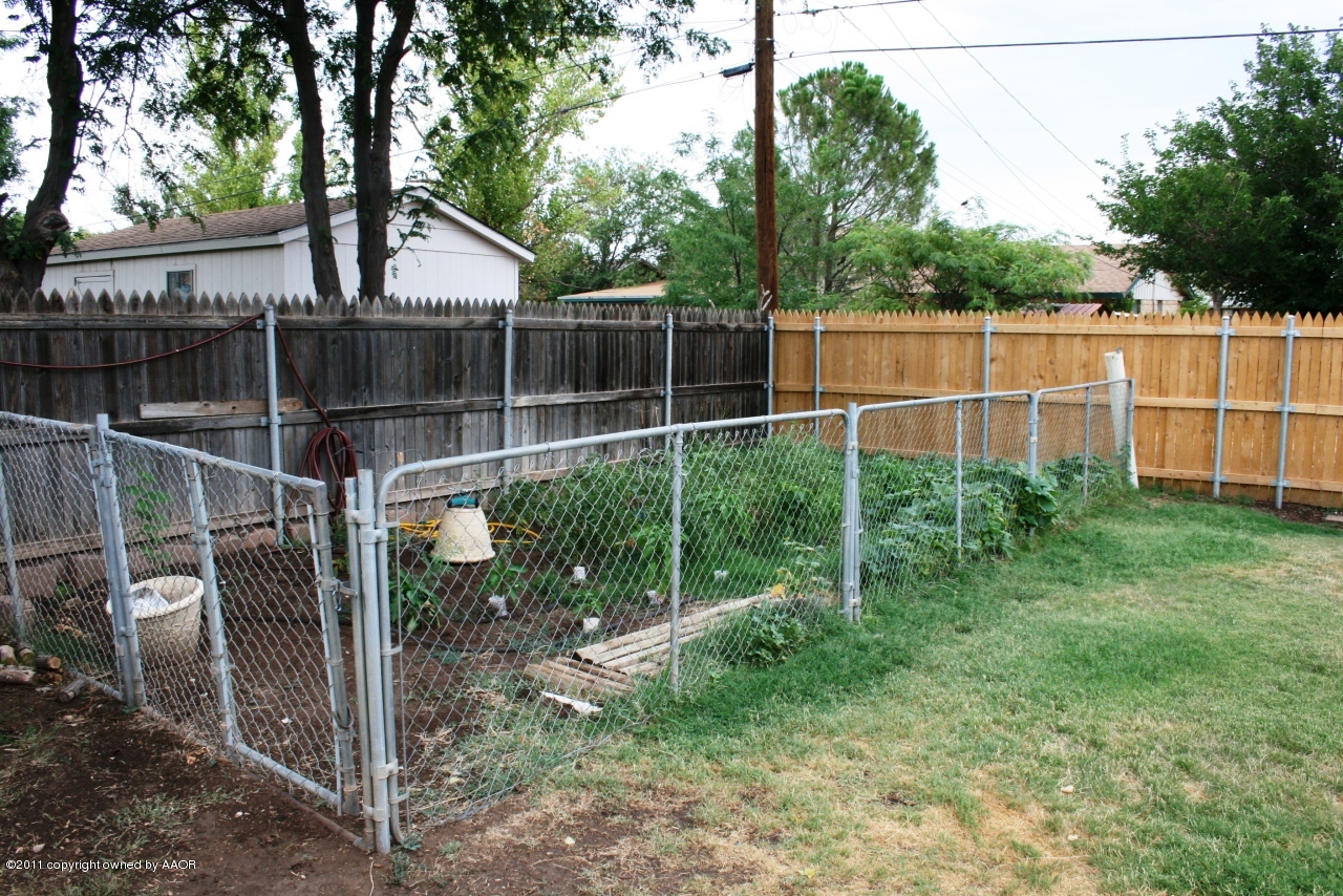 2826 Lloyd Drive Amarillo, TX 79110 - Photo 18 of 18 a view of a backyard with fence