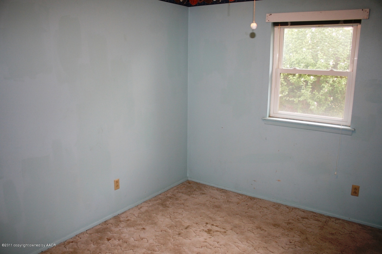 2826 Lloyd Drive Amarillo, TX 79110 - Photo 10 of 18 an empty room with a window