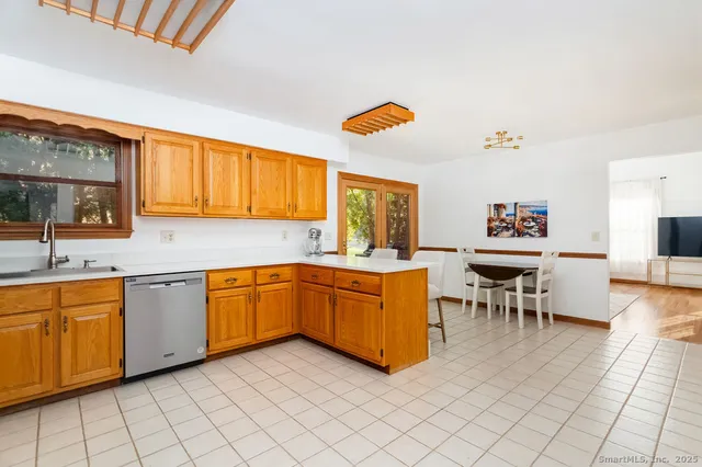 $670,000 | 8 Phoebee Lane, Brookfield, CT 06804