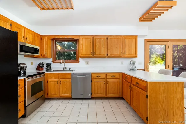 $670,000 | 8 Phoebee Lane, Brookfield, CT 06804