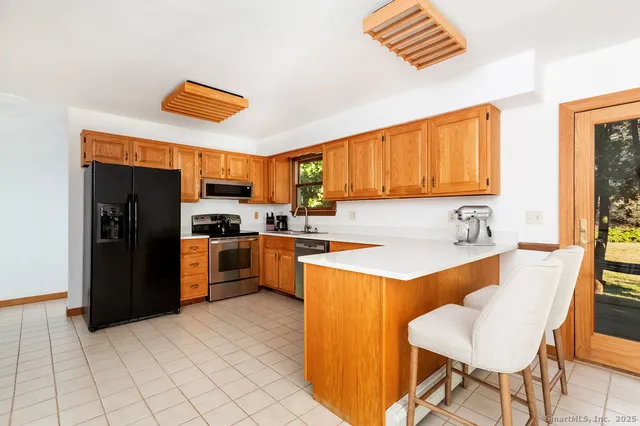 $670,000 | 8 Phoebee Lane, Brookfield, CT 06804