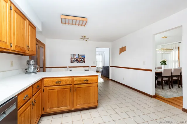 $670,000 | 8 Phoebee Lane, Brookfield, CT 06804