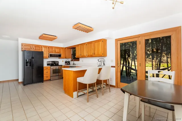 $670,000 | 8 Phoebee Lane, Brookfield, CT 06804