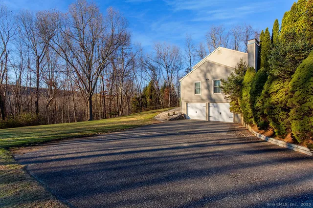 $670,000 | 8 Phoebee Lane, Brookfield, CT 06804