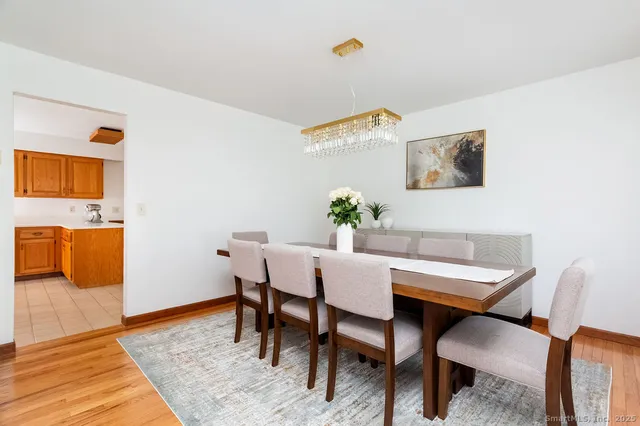 $670,000 | 8 Phoebee Lane, Brookfield, CT 06804