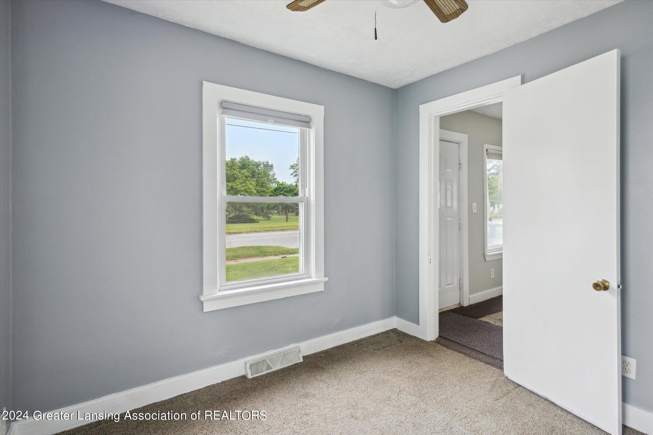 809 East Cavanaugh Road Lansing, MI 48910 - Photo 12 of 33 12-809-E-Cavanaugh-Rd-Lansing-MI-48910-W