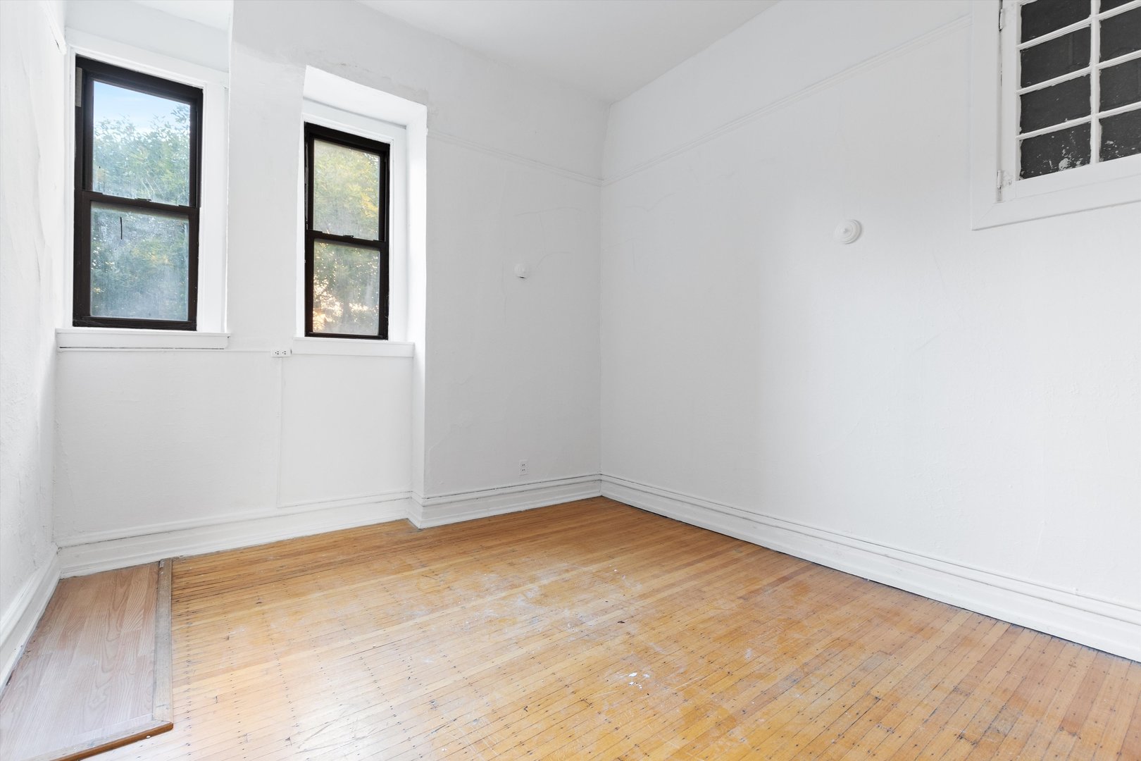1239 North Dearborn Street Chicago, IL 60610 - Photo 13 of 30 an empty room with windows