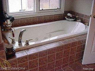 1072 Autumnview Drive Rochester, MI 48307 - Photo 4 of 5 Jetted Tub