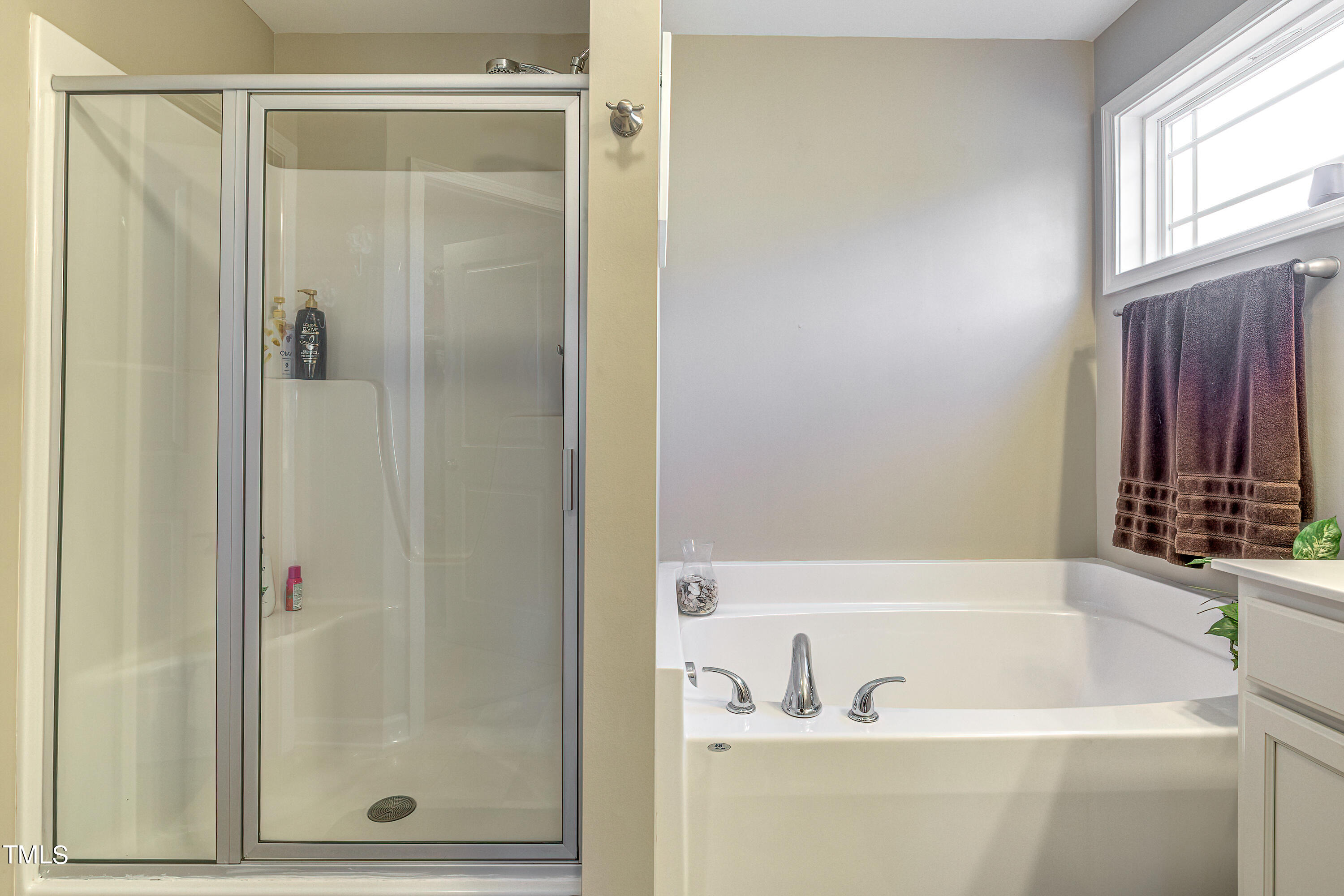 235 Highcroft Circle Benson, NC 27504 - Photo 18 of 25 a bathroom with a bathtub and a shower